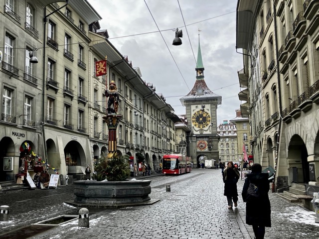 ベルン旧市街のクラシックな街並み。手前の「ツェーリンガーの泉」と奥に見える有名な観光スポット「時計塔」
