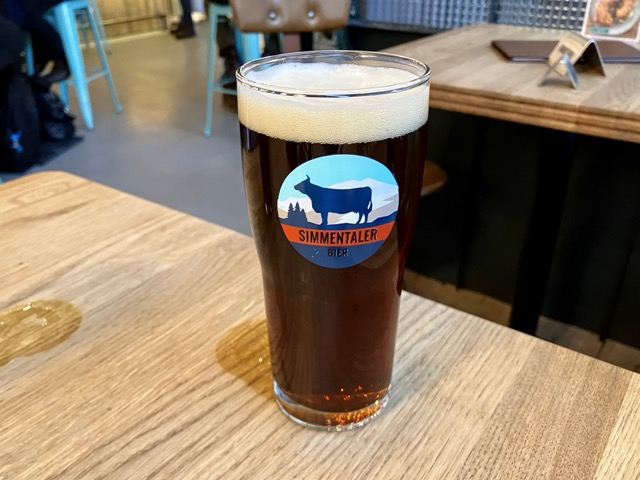 Simmentaler Brewhouseの店内で提供される、牛のロゴが入ったグラスに注がれたクラフトビール