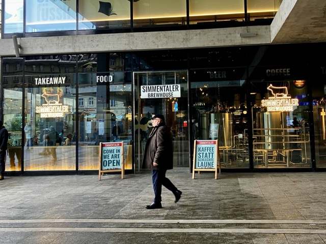 ベルン駅の入り口にあるクラフトビール店「Simmentaler Brewhouse」のおしゃれな店舗外観