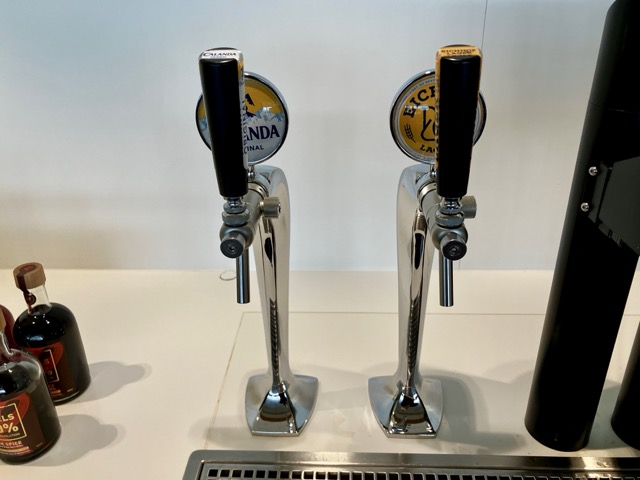 スイスの名門ビールブランド「カランダ(CALANDA)」と「アイヒホーフ(EICHHOF)」の生ビールタップ