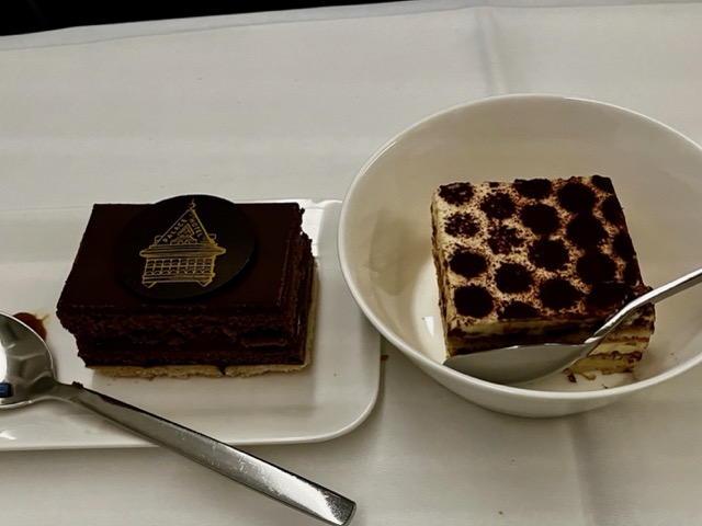 パレスホテルのロゴが入ったチョコレートケーキとティラミスのデザートプレート