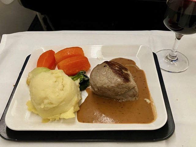 スイス航空ビジネスクラスのメイン料理、仔牛のフィレ肉ペッパーコーンソース仕立て