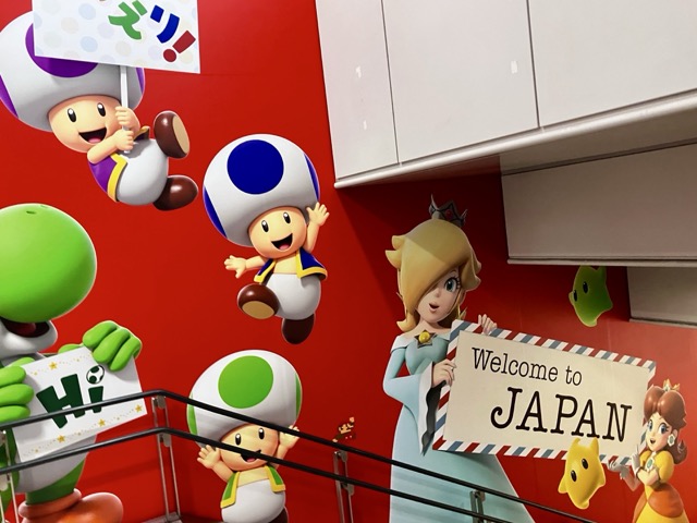 成田空港到着通路の壁に描かれた「Welcome to JAPAN」の文字とキャラクター