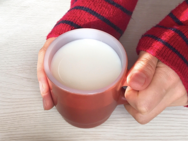 睡眠の質を向上させるにはホットミルクがおすすめです。