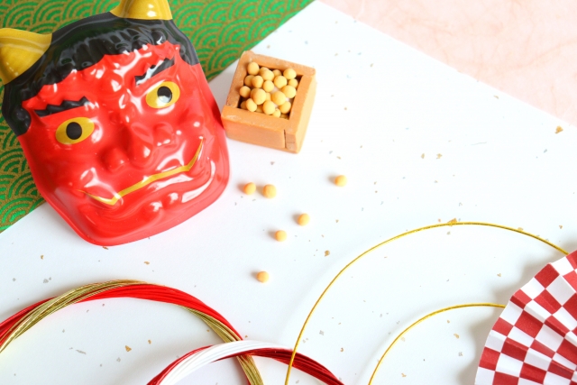 節分の日は恵方巻を食べて、豆まきをすることが習慣化されています