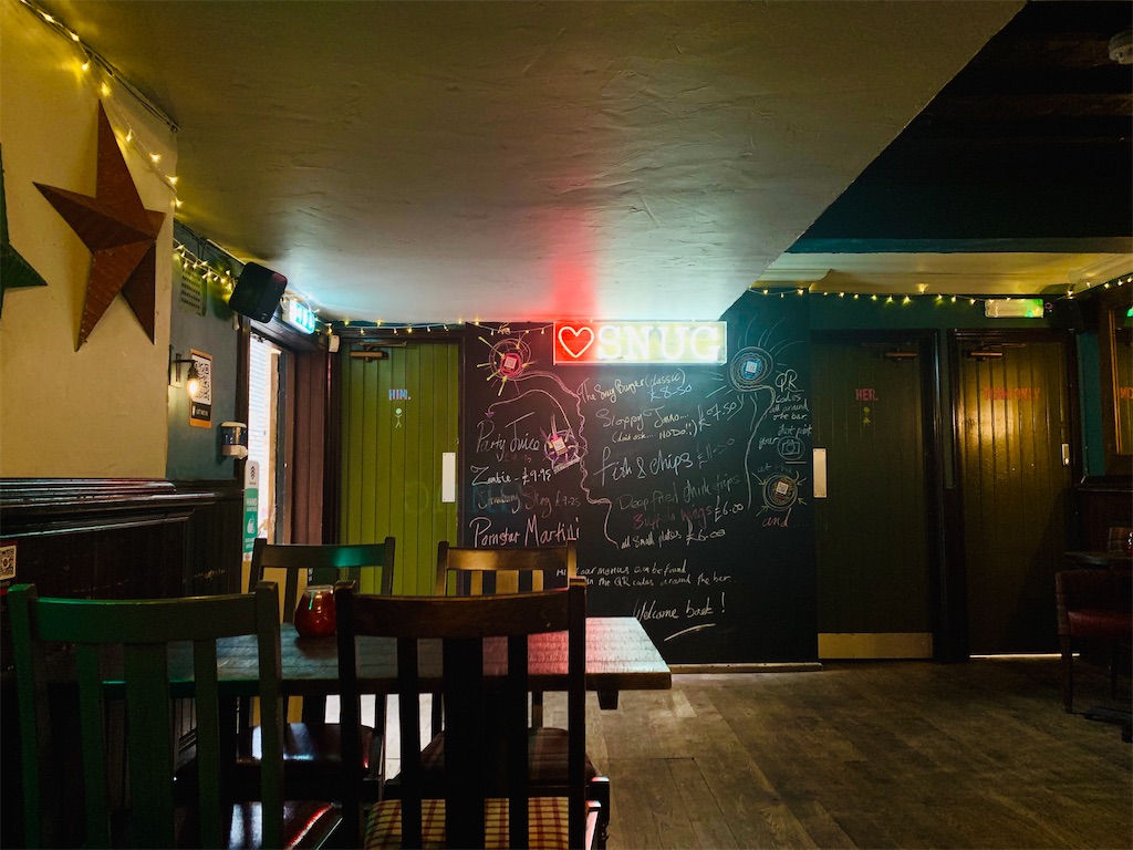西部劇に出てきそうな 雰囲気のbarへ Snug イギリス ケンブリッジ1年生活記録