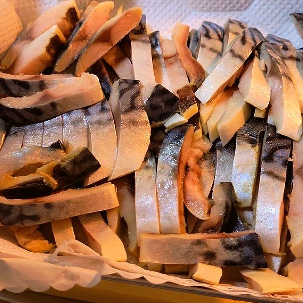 爆釣り餌 コスパ最強 塩サバ切り身えさ作り方 カサゴ根魚 太刀魚 アナゴなんでも爆釣えさ 鯖の佃煮作り置き を Youtube で見る 釣り と料理のバラエティ