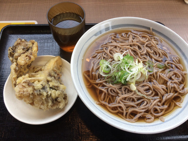 "舞茸天ぷら蕎麦の全体