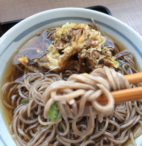 蕎麦の上に乗せた舞茸天ぷら