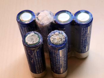 未使用乾電池の液漏れ画像