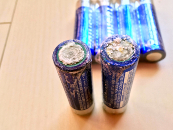 マイナス端子まわりの液漏れ画像