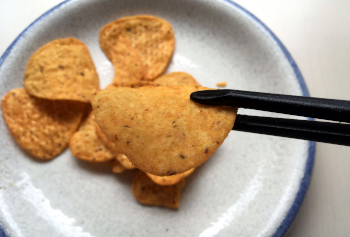 おやつトングでスマホ操作もスナック菓子もなお菓子好きの悩みを解決 男40代の秘密基地