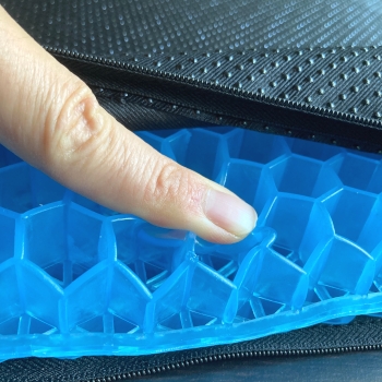 ハニカム構造を指で押しつぶしている画像