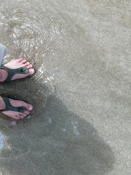 海　砂浜　写真　画像　冷たい　サンダル　ビーサン　夏