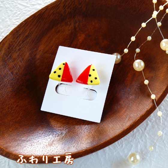 三角 ハンドメイドイヤリング ハンドメイド 粘土アクセサリー 石塑粘土 軽い かわいい アクセント ふわり工房 写真 画像 creema