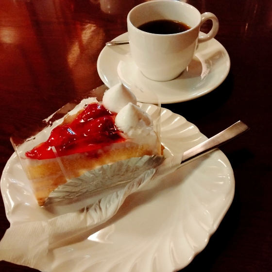 ケーキセット　写真　画像　いちごタルト　おいしい　ケーキ　コーヒー