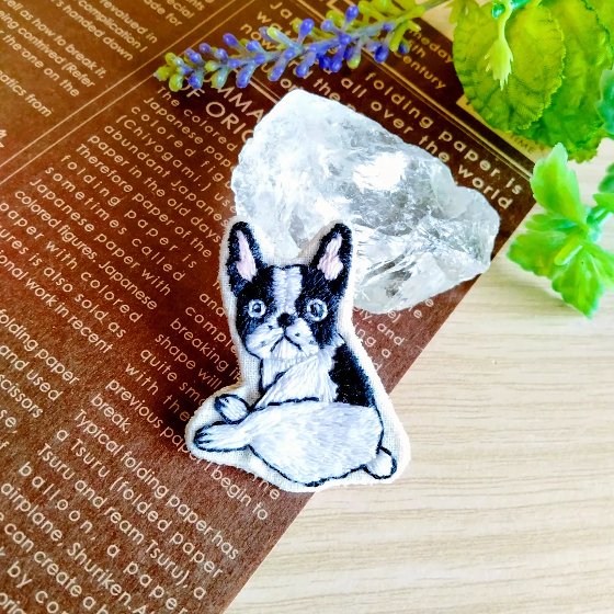 フレンチブルドッグの刺繍ブローチを作りました（ハンドメイド）／漫画