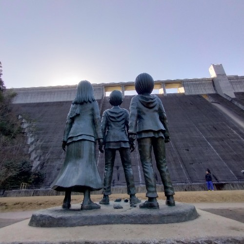 ウォールマリア　エレン　ミカサ　アルミン　銅像　大山ダム　大分県日田市　写真　画像