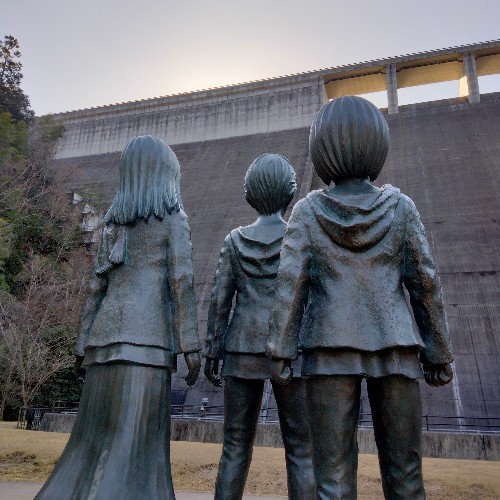 ウォールマリア　エレン　ミカサ　アルミン　銅像　大山ダム　大分県日田市　写真　画像