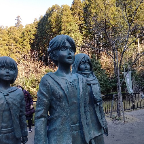 ウォールマリア　エレン　ミカサ　アルミン　銅像　大山ダム　大分県日田市　写真　画像
