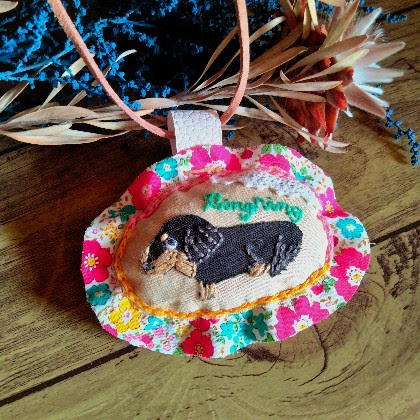 専用　ハンドメイド　刺繍　ダックスフンド　犬　ストラップ　ミニバッグキーホルダー キーホルダー 犬 刺繍 チャーム ダックスフンド ダックス