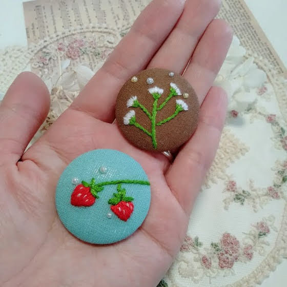 刺繍　ブローチ　いちご