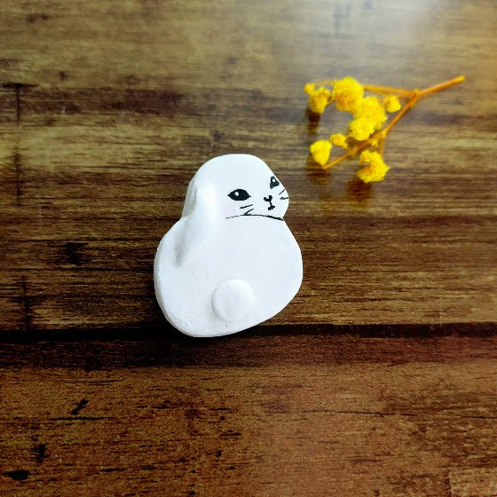 垂れ耳白うさぎのブローチ作りました（ハンドメイド） - ハンドメイド