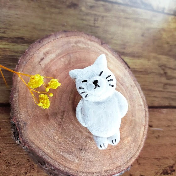 白猫　ブローチ　ハンドメイド　写真　画像　ふわり工房　手作り　オーダー受付中
