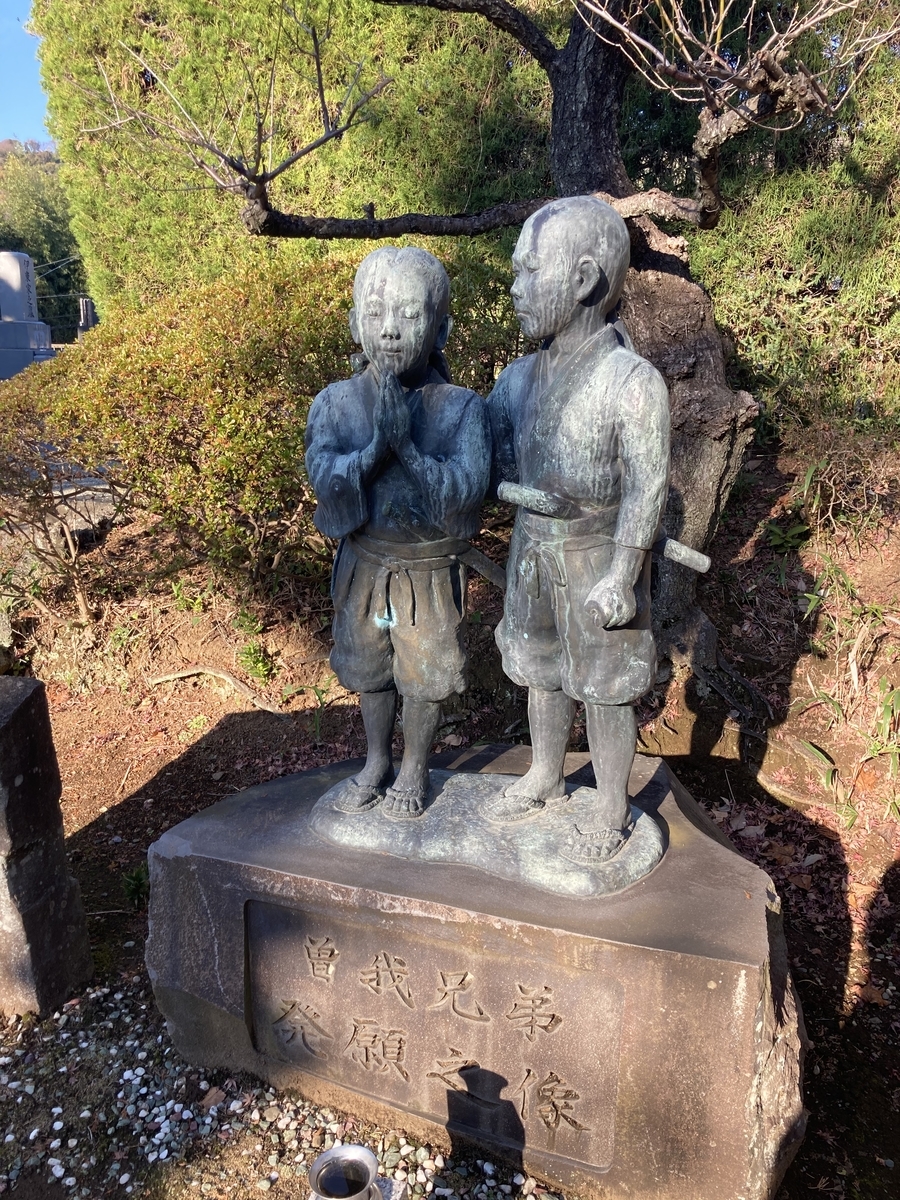 城前寺内の曽我兄弟幼少像