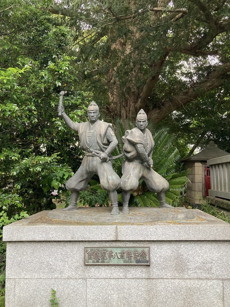 曽我寺の曽我兄弟像