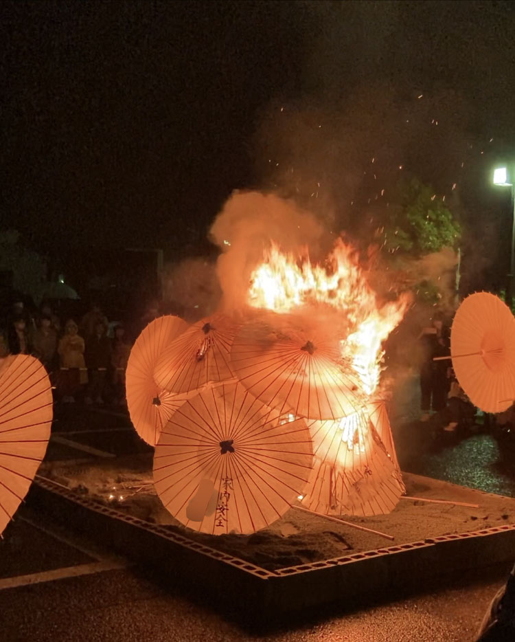 曽我の傘焼きまつりで燃やされる傘