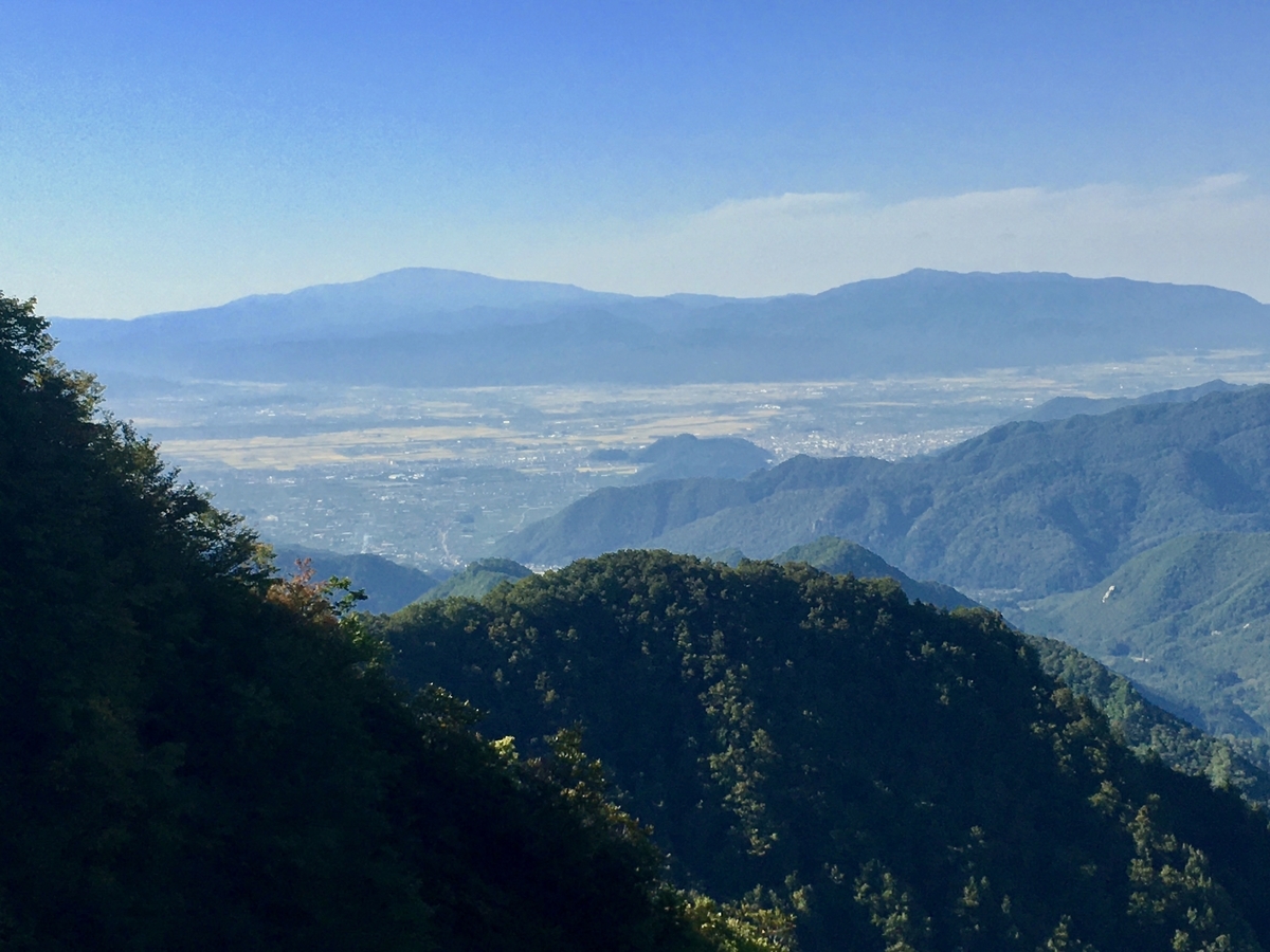 二口峠から望む月山、葉山、山形盆地