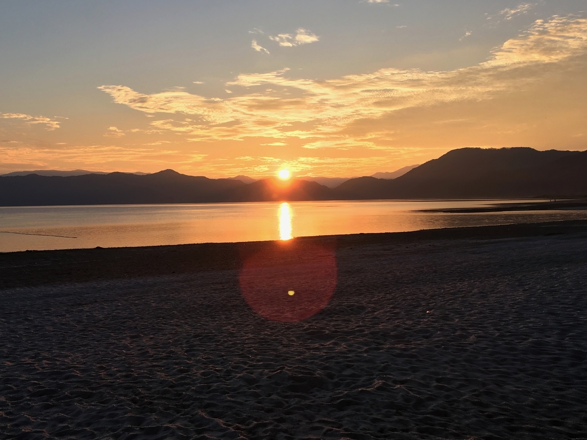 田沢湖に沈む夕日と夕焼け