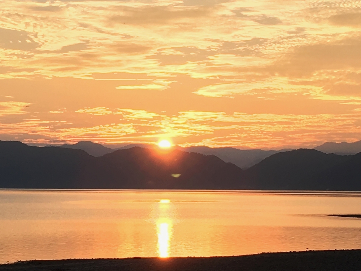 田沢湖の外輪山に沈む夕日と夕焼け