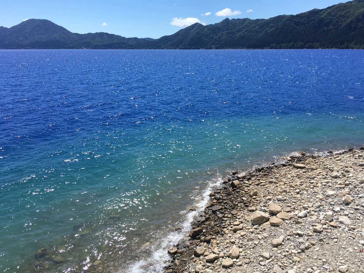 秋田県道38号田沢湖西木線から眺める田沢湖