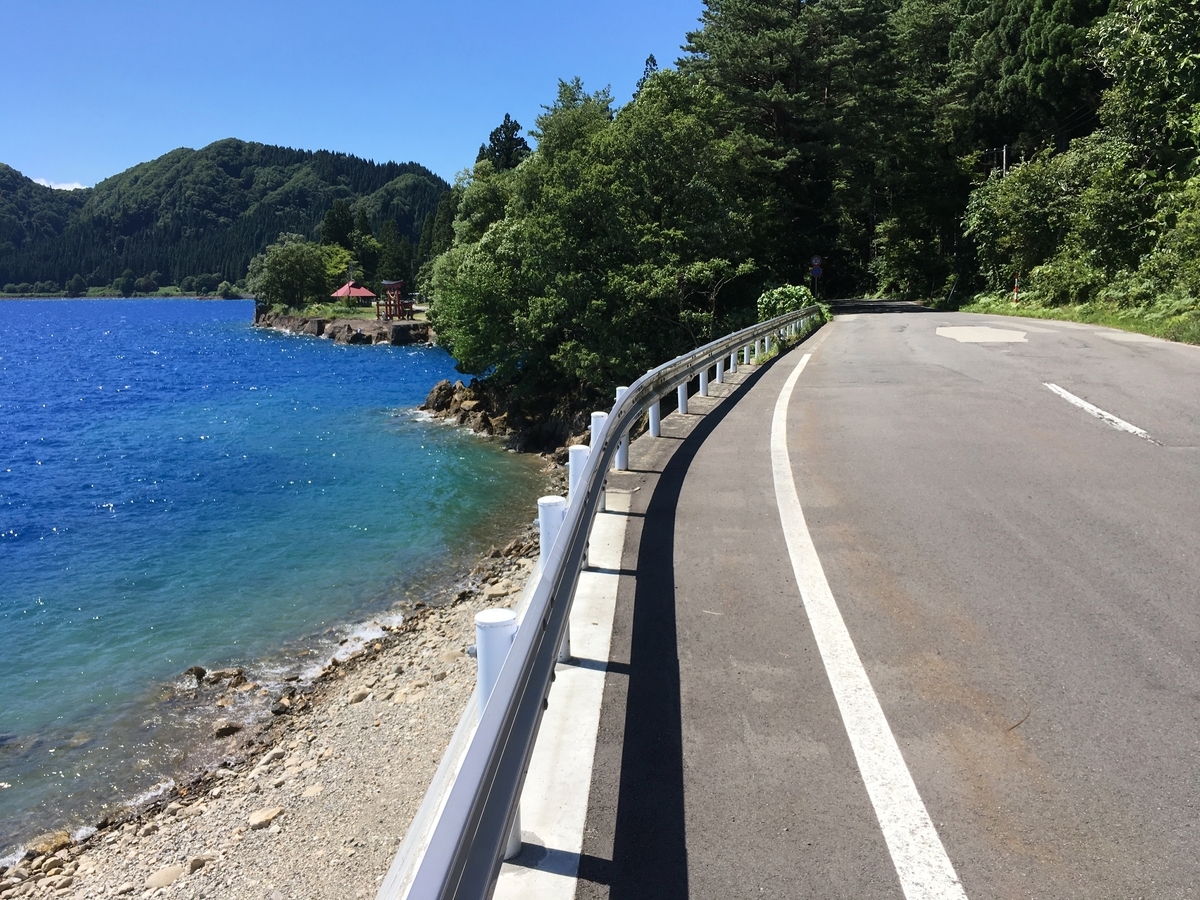 秋田県道38号田沢湖西木線 御座石神社付近から見る田沢湖