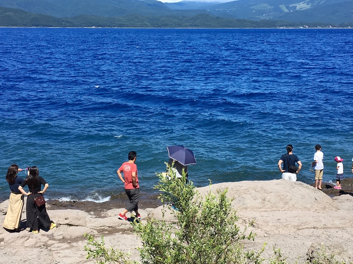 田沢湖ブルーに魅了される観光客の皆様