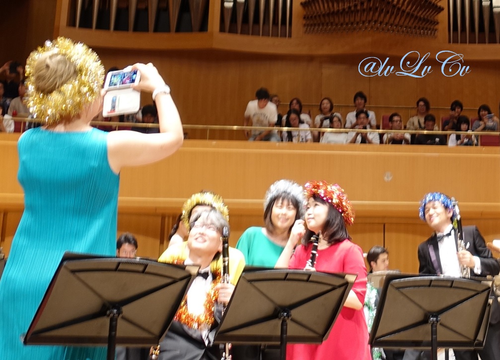 シエナさんのクラリネットチーム シエナさんのクラリネットチームが写真撮影を楽しむ様子