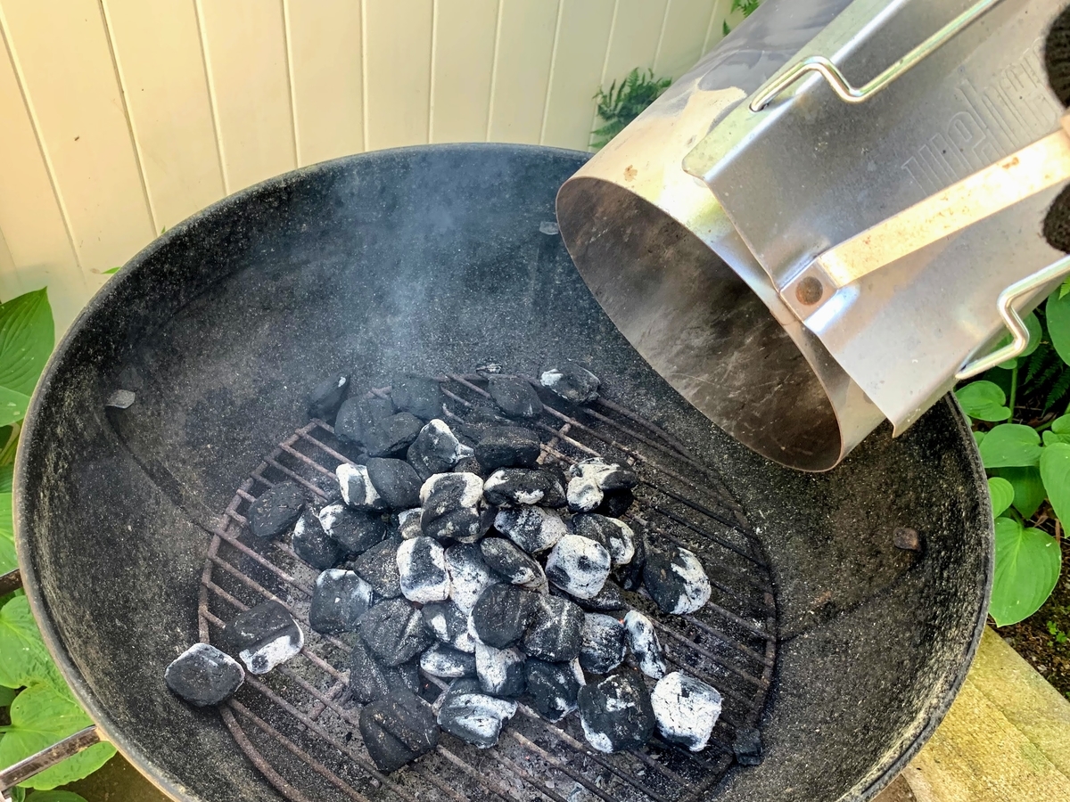 火起こし器を使って火をつけた炭