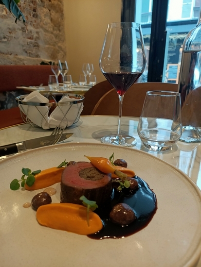 牛フィレ肉、にんじん、黒にんにく、コクのあるソース