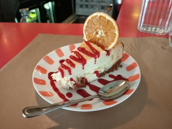 フィラデルフィアチーズケーキ、柑橘類皮、ラズベリーソース添え