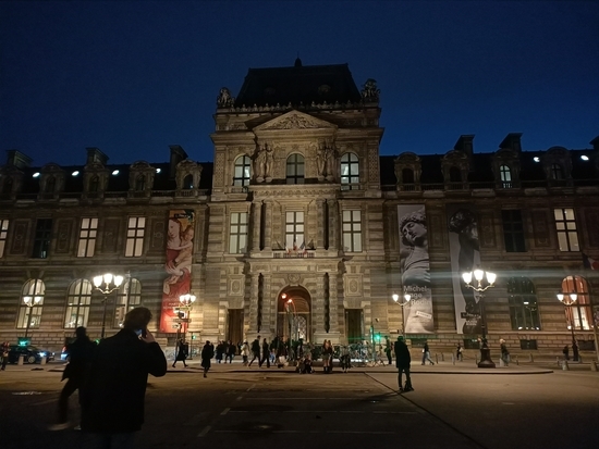 ルーブル美術館前