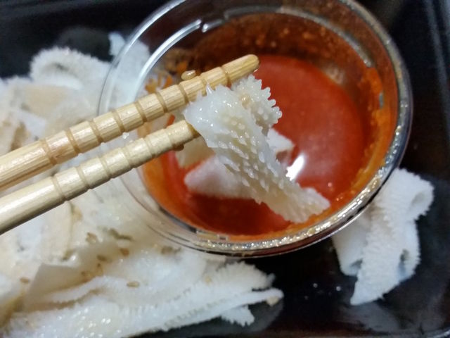 白センマイの刺身が新鮮で美味しい 赤センマイに負けない味わい Itよろづや