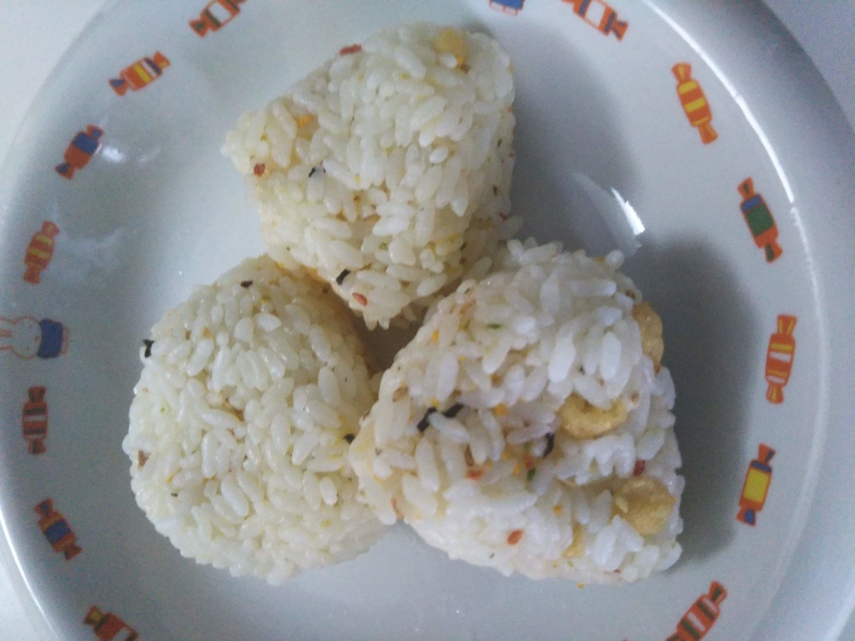 一時期流行った悪魔のおにぎりと我が家のおにぎりがよく似ていた 保育園で給食を作っています