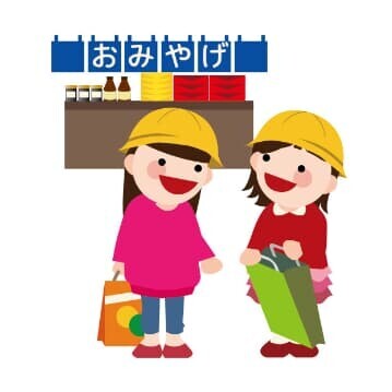 お土産を選ぶ修学旅行生