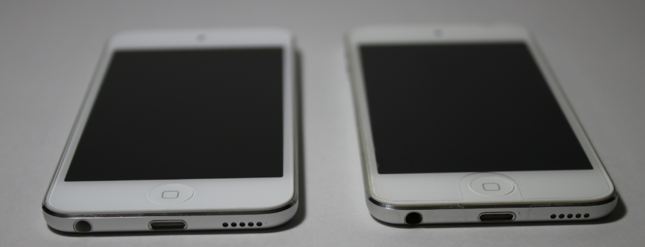 iPod touch 第7世代(左)/第6世代(右) 比較(底面)