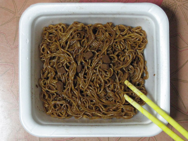 f:id:mfigure:20170122一平ちゃん夜店の焼そば チョコソース03