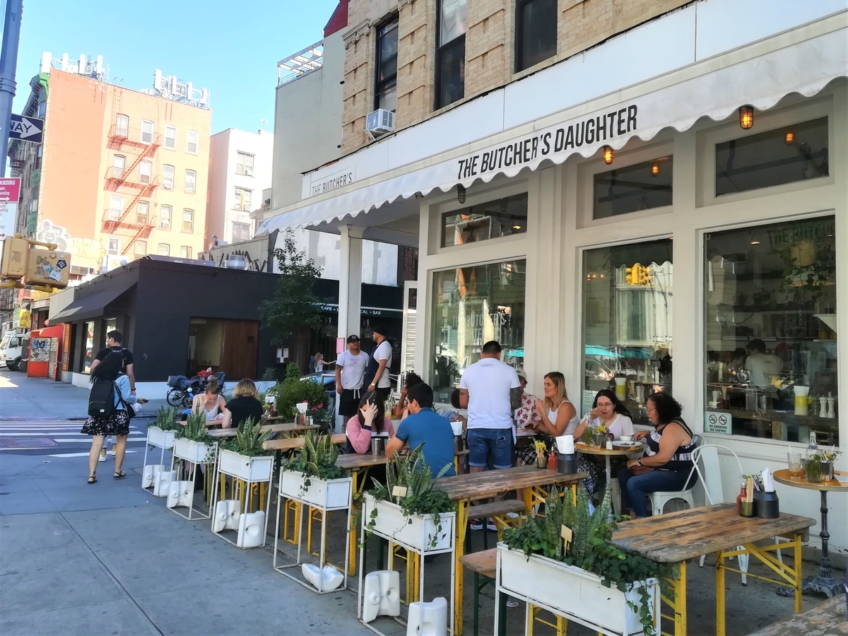 ニューヨーク ノリータ ローカルに愛されるベジタリアンカフェ The Butcher S Daughter でブランチ ナチュラル コンシャス 本質的で自然に沿った暮らし