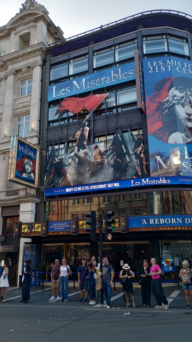 ロンドンの週末 *レミゼ→学生寮泊* - Blushing Roses