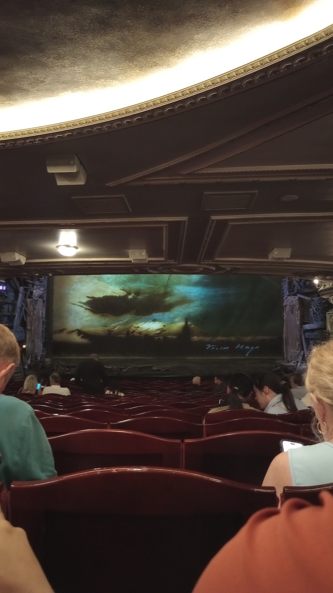 ロンドンの週末 *レミゼ→学生寮泊* - Blushing Roses